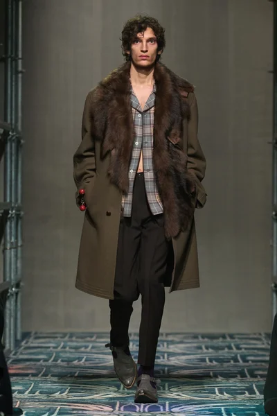 Look 17